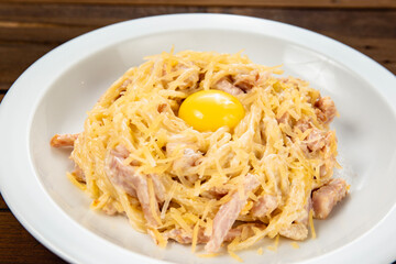 noodles with bacon, fried egg