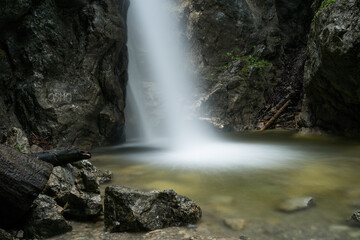 Fototapeta na wymiar Lebendiger Wasserfall in Gestein in den bayrischen Alpen