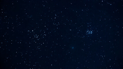 Fototapeta premium ウィルタネン彗星と昴