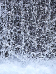 Obraz premium 高速シャッターで撮影した、流れ落ちる水