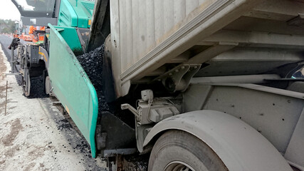 Układanie nawierzchni bitumicznej na drodze. © WalDec