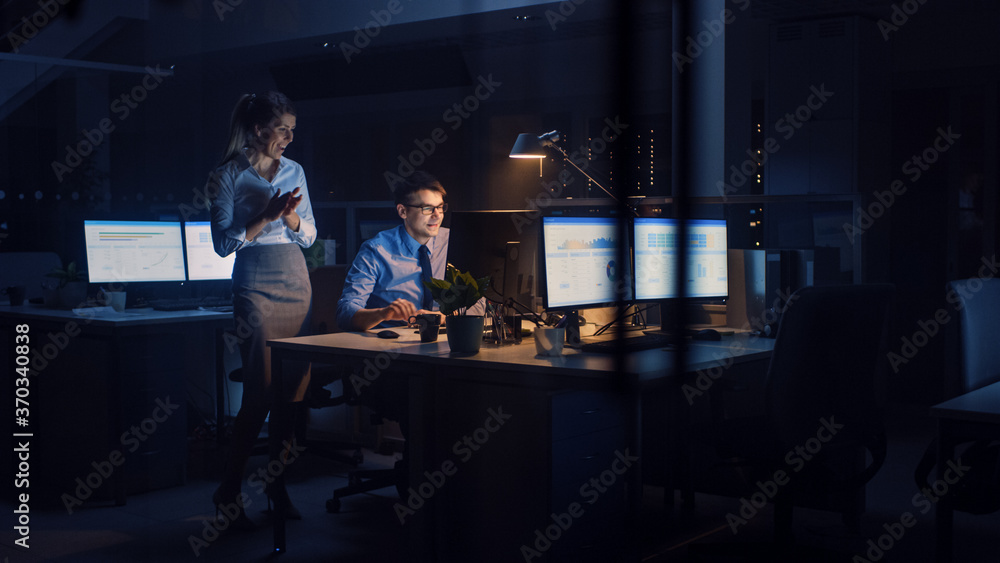 Aufkleber businessman uses desktop computer, his female project manager explains specific tasks, account handl