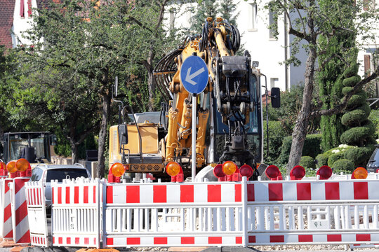 absperrung mit bagger f&uuml;r eine baustelle