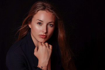 Portrait beauté sur fond noir d'une jolie adolescente blonde