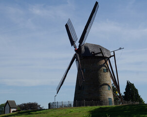 Fototapeta na wymiar Alte historische Windmühle in Uelsen, Deutschland. Frühere Verwendung : Getreide zu Mehl zu mahlen. Die Bauweise ist Niederländisch