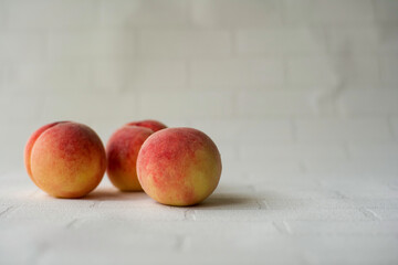 新鮮な桃が3つ