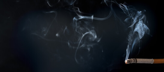 Obraz na płótnie Canvas brennende zigarette mit qualm