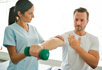 Obraz premium physiotherapist doing treatment with patient in bright office