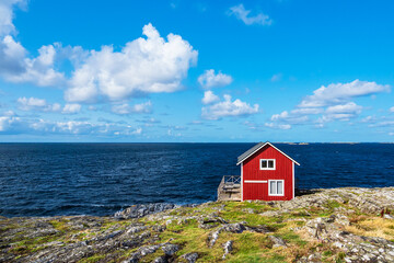 Rote Holzhütte auf der Insel Åstol in Schweden