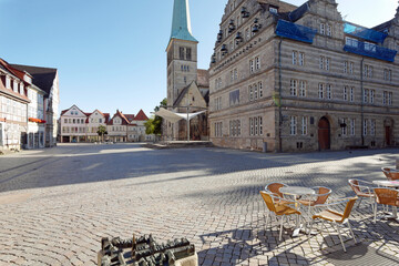 Hameln an der Weser Straßencafé im Morgenlicht