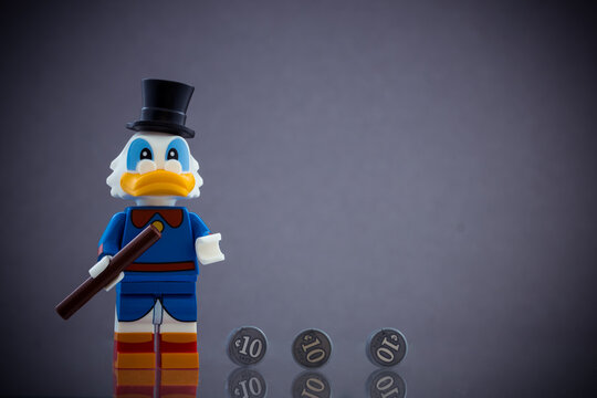 Lippstadt - Deutschland 9. August 2020 Lego Figur Dagobert Duck mit Zylinder und Geld