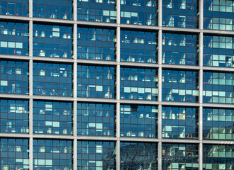 Bürogebäude im Stadtzentrum. Nahaufnahme der Glasfassade. Unternehmenszentrale in Berlin. 