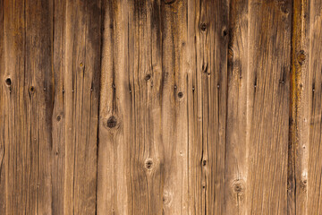 Naklejka premium Altes Verwiterte Holzwand an einer Blockhütte