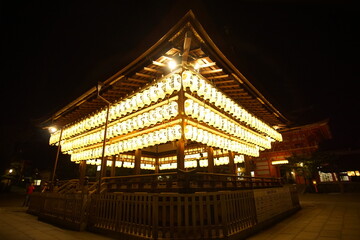 Plakat Shinto shrine at night in Kyoto, Japan