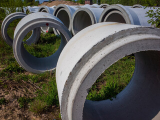 Rohre aus Beton an einer Baustelle in Berlin. Abwasserrohre zur Herstellung der Kanalisation in...