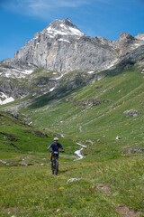 Fototapeta premium Donna su EBike in montagna