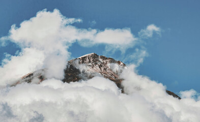 Berggipfel in Wolken gehüllt