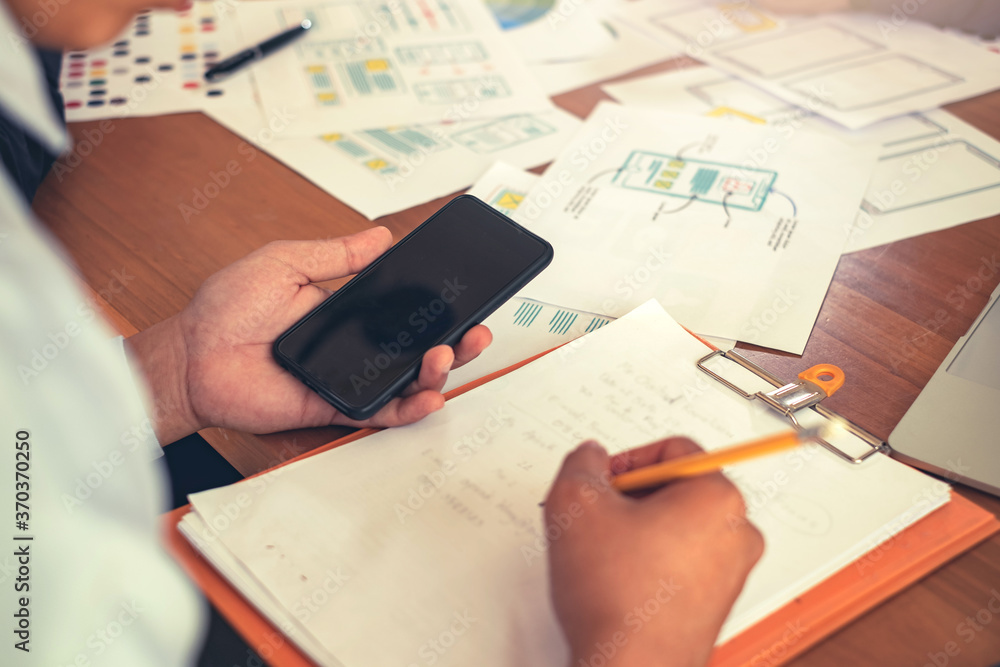 Aufkleber ui ux graphic designer. group of designer creativity drawing a website outline and website ux app de