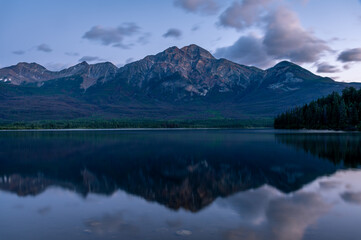 Fototapeta na wymiar View of Pyramid Lake in Jasper National Park at sunrise. 