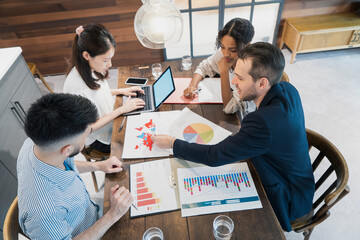 カジュアルな雰囲気のオフィス空間でミーティングするビジネスマンたち