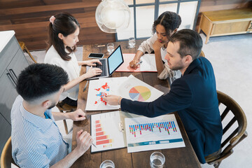 カジュアルな雰囲気のオフィス空間でミーティングするビジネスマンたち