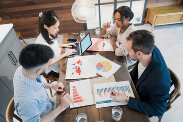 カジュアルな雰囲気のオフィス空間でミーティングするビジネスマンたち