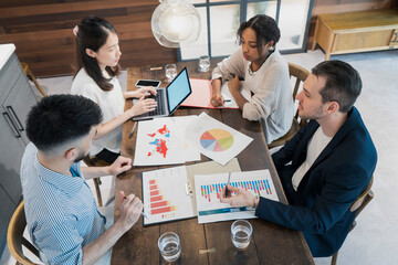 カジュアルな雰囲気のオフィス空間でミーティングするビジネスマンたち