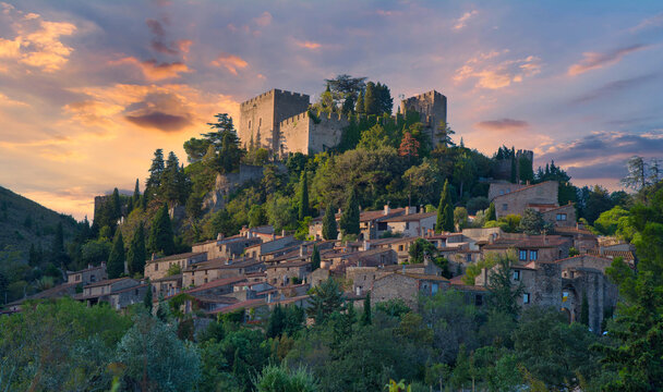Blick auf Castelnou in den franz&ouml;sischen Pyren&auml;en