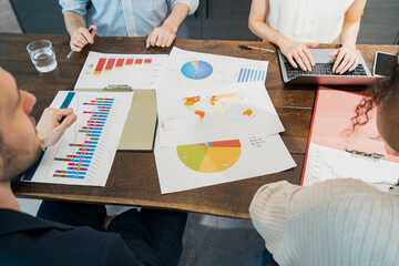 カジュアルな雰囲気のオフィス空間でミーティングするビジネスマンたち