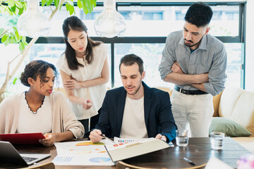 カジュアルな雰囲気のオフィス空間でミーティングするビジネスマンたち