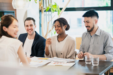 カジュアルな雰囲気のオフィス空間でミーティングするビジネスマンたち
