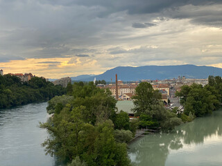 Fototapeta na wymiar view of the river and the city of florence