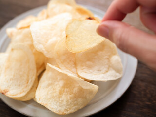 ポテトチップスをつまむ