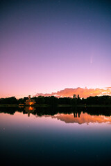 Naklejka premium Heilandskirche mit Komet Neowise und Sternen