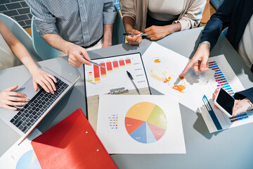 カジュアルな雰囲気のオフィス空間でミーティングするビジネスマンたち