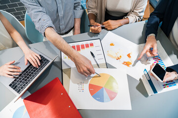 カジュアルな雰囲気のオフィス空間でミーティングするビジネスマンたち