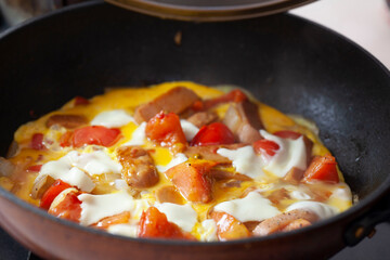 魚肉ソーゼージとトマト、卵の炒め物