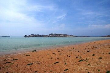 Rötlicher Sand an der rosa Granitküste