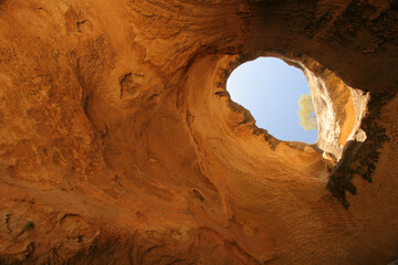 Cueva de la Horadada, en el Monumento Natural Monte Arabí, en Yecla (Murcia).
