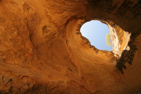 Cueva de la Horadada, en el Monumento Natural Monte Arab&iacute;, en Yecla (Murcia).