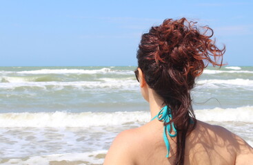 Donna in vacanza al mare in estate - relax e divertimento
