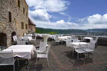 Blick von einer Terrasse auf den Fluss. Götzenburg am Neckar