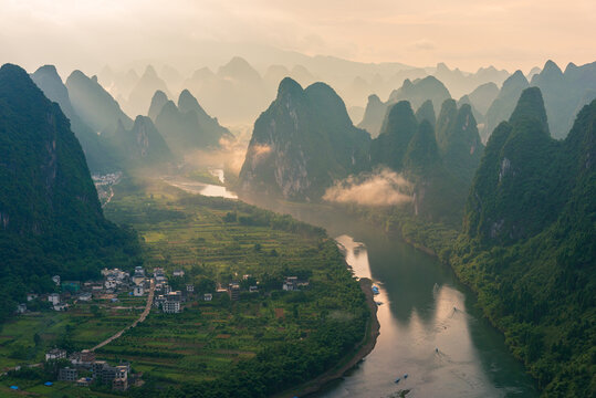 China's natural landscape, cloudy peaks, abstract natural background images.