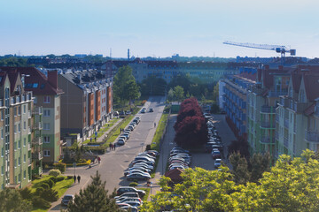 Panorama fragmentu miasta Wrocław, , bloki mieszkalne, ulica i zaparkowane samochody