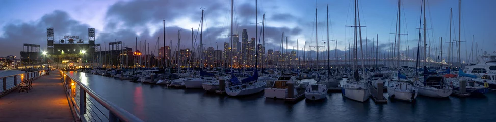 Gordijnen Sailboats with view of San Francisco skyline and Bay Bridge at South Beach Harbor Marina at dusk  © Tom Nast