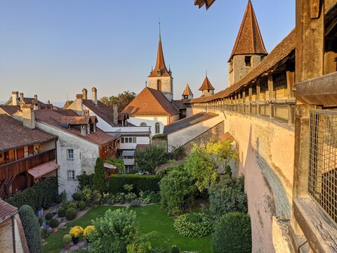 Morat murten et son lac village m&eacute;di&eacute;val de la suisse, architecture authentique entour&eacute; de remparts, magnifique couch&eacute; de soleil &eacute;glise et maison traditionnel en bois