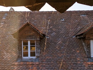 Morat murten et son lac village médiéval de la suisse, architecture authentique entouré de remparts, magnifique couché de soleil église et maison traditionnel en bois