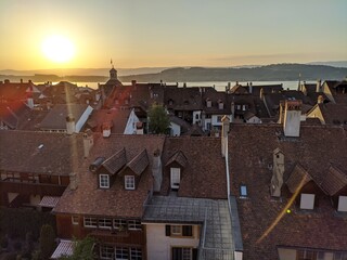 Obraz premium Morat murten et son lac village médiéval de la suisse, architecture authentique entouré de remparts, magnifique couché de soleil église et maison traditionnel en bois
