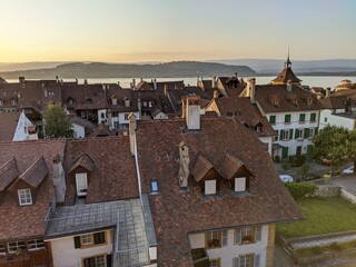 Fototapeta na wymiar Morat murten et son lac village médiéval de la suisse, architecture authentique entouré de remparts, magnifique couché de soleil église et maison traditionnel en bois