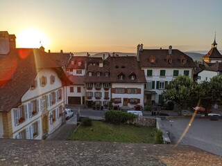 Naklejka na ściany i meble Morat murten et son lac village médiéval de la suisse, architecture authentique entouré de remparts, magnifique couché de soleil église et maison traditionnel en bois